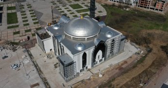 Kartepe Kent Meydanı Camii'ne çelik minare