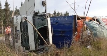 Virajı alamayan tır devrildi: 1 yaralı