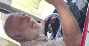 Otobüste bebek arabası kavgası: Seni mermi manyağı yaparım