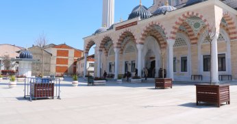 Büyükşehir'den Paşa Cami meydanına estetik dokunuş