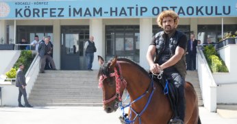 Oy kullanmaya atıyla geldi