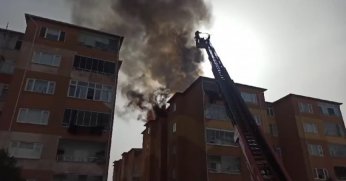 7 katlı apartmanın çatısı alev alev yandı