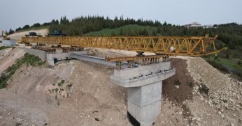 Dilovası Devlet Hastanesi Köprüsünde kiriş montajı