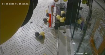 Döner bıçakları ile iş yerinin balonlarını parçaladılar