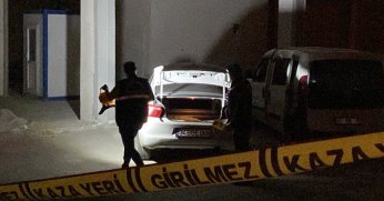 Motosikletli 2 şüpheli park halindeki araçları kurşunlayarak kaçtı