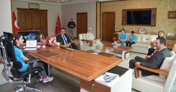 Başkan Özlü Koltuğunu Minik Semiha’ya Devretti   