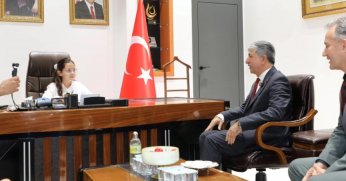 Başkan Ömeroğlu koltuğu minik öğrenciye devretti