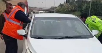 TEM Otoyolu'nda araçta hareketsiz yatan şahıs polisi harekete geçirdi