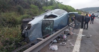 Lastiği patlayan otomobil bariyerlere çarptı