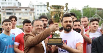 Derince Birlikspor, kupasını Başkan Gökçe'nin elinden aldı