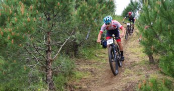 Dağ bisikletçilerinin mücadelesi nefes kesti
