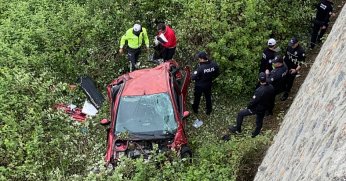 Otomobil 10 metrelik istinat duvarından uçtu: 5 ağır yaralı