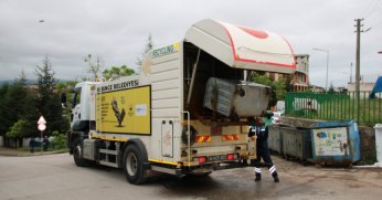 Derince'de çöp konteynerleri dezenfekte ediliyor