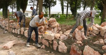 17 mezarlıkta taş duvar ve tel çit yapılıyor