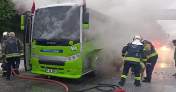 Özel halk otobüsünden yükselen dumanlar korkuya sebep oldu