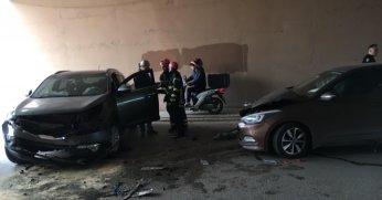 2 otomobil kafa kafaya çarpıştı: 2 yaralı