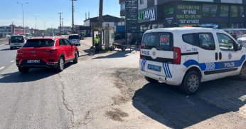 Emniyet şeridinde ilerleyen motosiklet ciple çarpıştı: 1'i ağır 2 yaralı