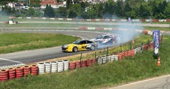 Kapı kapıya devir çeviren drift araçları tozu dumana kattı