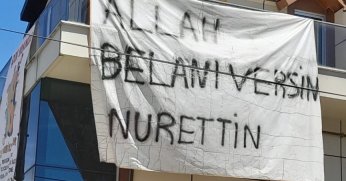 Binaya asılan dev pankartı gören dönüp bir daha baktı