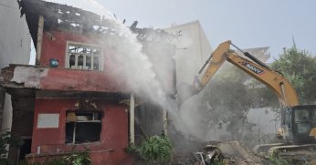 GÖLCÜK'TE YANGINDA BÜYÜK HASAR GÖREN BİNA YIKILDI