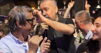 Gözlüğü Haluk Levent'e kaptırdı, hayranlarını eliyle besledi