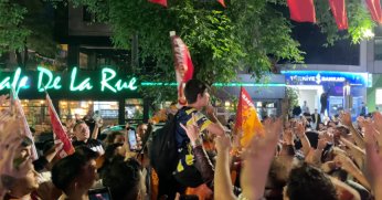 Galatasaray taraftarı Fenerbahçe taraftarını omuzlara aldı