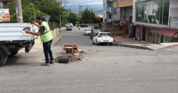 Yol çalışması yapan işçiye araç çarptı