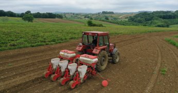 Traktörünün deposunu dolduran tarlasına koşuyor