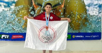 Körfezli yüzücüler barajı geçti