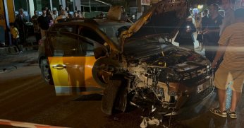 Trafik tabelasına çarpan otomobilin sürücüsü yaralandı