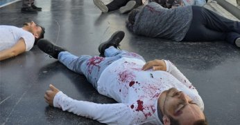 Köprüye çıkan yüzlerce kişi kırmızı boya sürüp Filistin'deki ölümlere tepki gösterdi