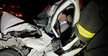 TEM'de kamyonete çarpan hafif ticari araç hurdaya döndü: 1 yaralı