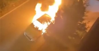 Park halindeki otomobil alev alev yandı