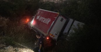 Freni boşalan Arçelik kamyoneti uçurumdan uçtu
