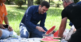 Başkan Özlü’den Mesai Arkadaşlarına Karpuz İkramı