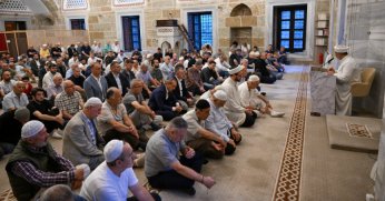 Kocaeli’de vatandaşlar bayram namazı için camileri doldurdu