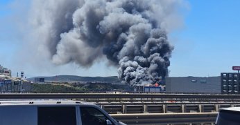 Kocaeli İstanbul sınırındaki fabrika alev alev yanıyor