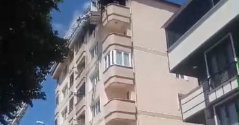 8 katlı apartmanda yangın paniği: 1 kişi dumandan etkilendi