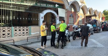 Dur ihtarına uymadı, namaz kılma bahanesiyle camiden kaçtı