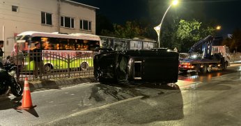 Otomobille çarpışan cip kaldırımda yürüyen gençlerin arasına daldı: 2 ölü