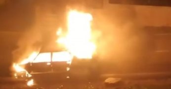 Kocaeli'de park halindeki araçta yangın