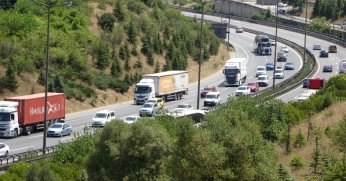 TEM Otoyolu Kocaeli geçişinde bayram dönüşü yoğunluğu