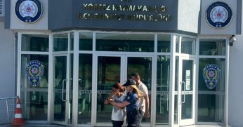 Hırsızlıktan aranıyordu, aynı suçu işleyeceği sırada yakalandı