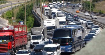 Meydana gelen kazada TEM Otoyolu'nda kilometrelerce araç kuyruğu oluştu