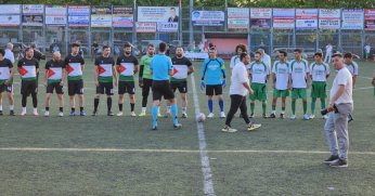 Filistin bayraklı forma giyerek maça çıktılar