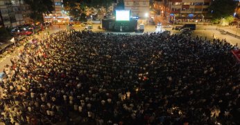 Binlerce kişi tek yürek olup maçı dev ekranda izledi