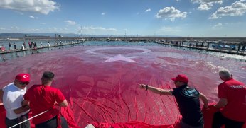 Denizde dev Türk bayrağı açıldı