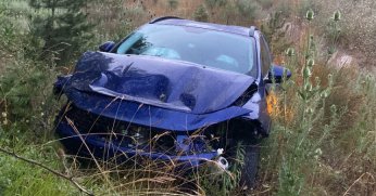 Kaza yapan otomobil, yeşil alana savruldu