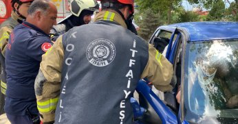Sıkıştığı yerden otomobilin kapısı kesilerek kurtarıldı