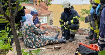 Yaşlı kadın tavukları için çıktığı çatıda mahsur kaldı